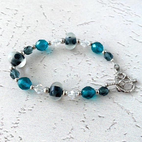 Frozen waters - Glass Beaded Bracelet - Crystals - Heart Toggle Clasp Bracelet - Picture 4 of 4